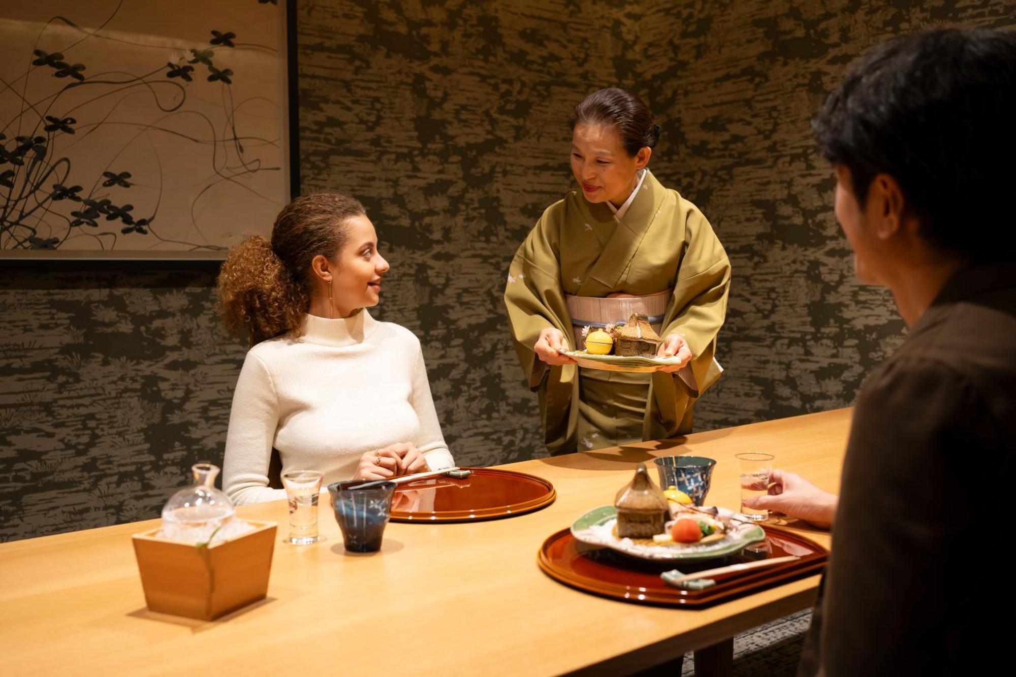 Hotel Associa Shizuoka Exterior foto A woman serving tea at a Japanese restaurant