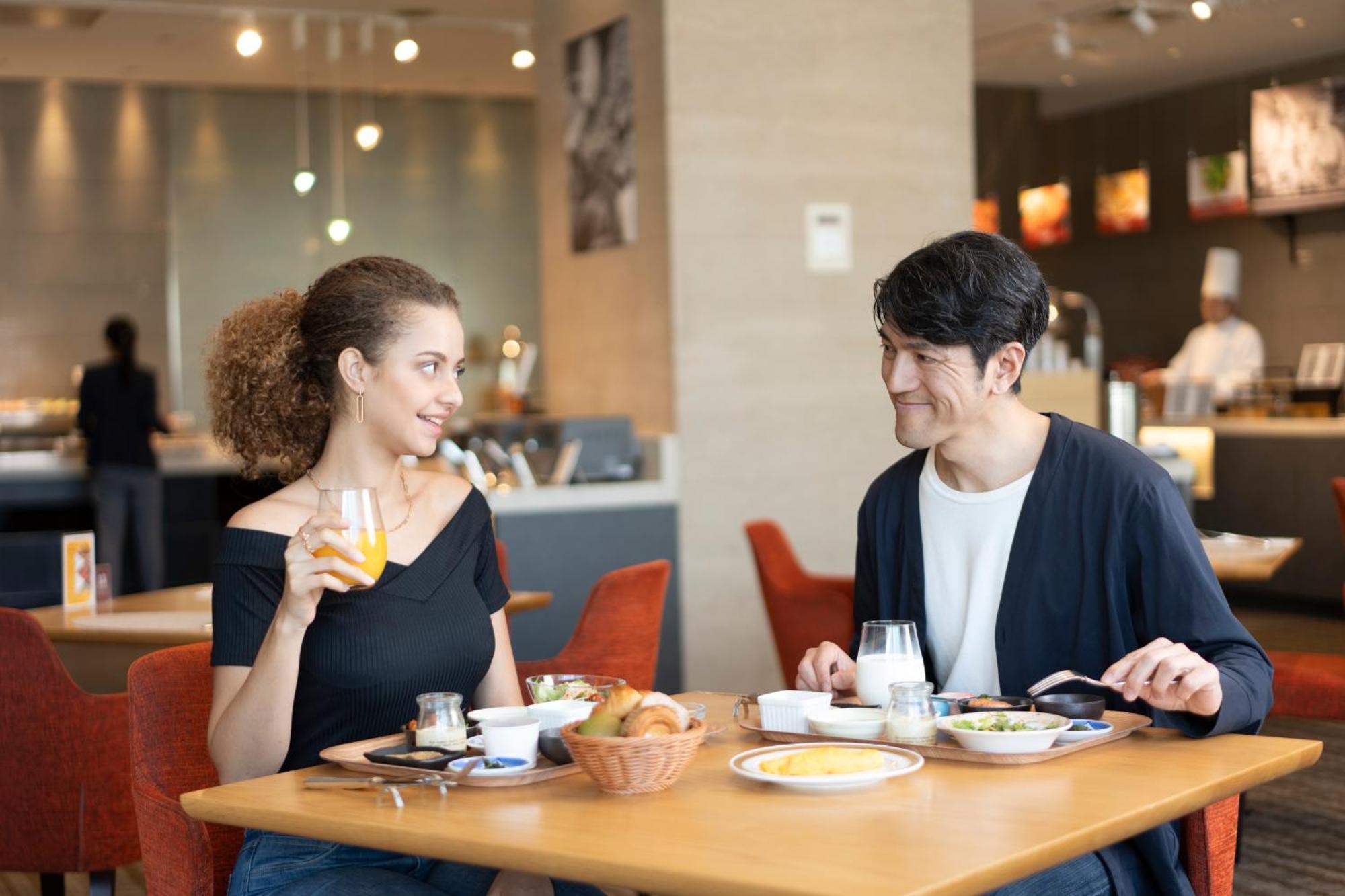 Hotel Associa Shizuoka Exterior foto A couple dining at a restaurant
